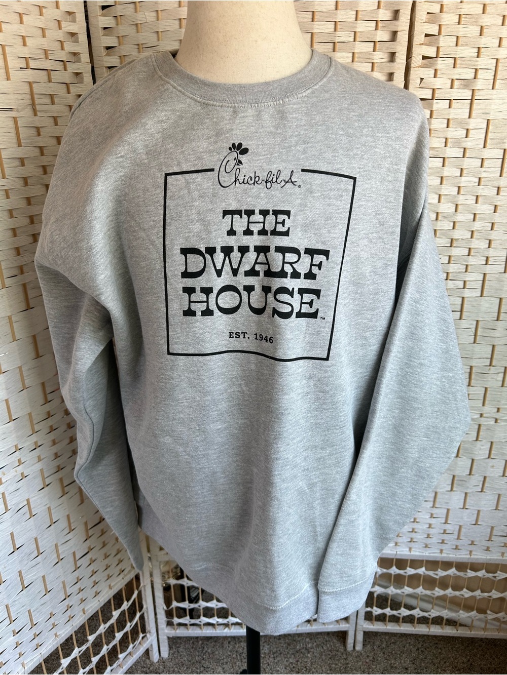 Rare CHICK-FIL-A The Dwarf House Est. 1946 Graphic Crewneck Sweatshirt Gray 2XL